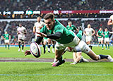 Jacob Stockdale scores a try against England at Twickenham