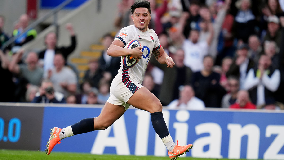 Marcus Smith scores a try for England against Italy during 2025 Six Nations